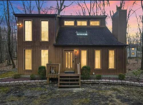 Cozy Cabin at Poconos With Hot Tub and Fire Pit — 4-Star Luxury Hotel in East Stroudsburg, United States