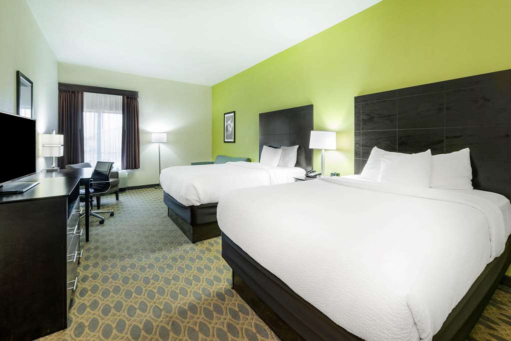 La Quinta Inn & Suites by Wyndham Columbus Grove City - photo 41