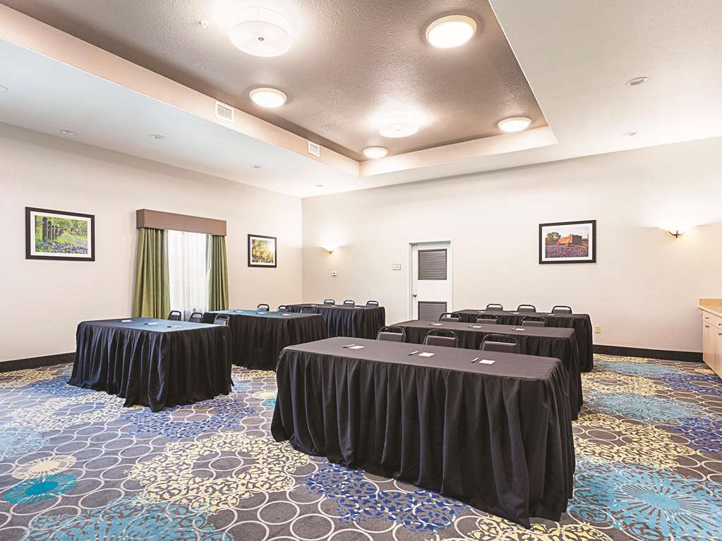 La Quinta Inn & Suites by Wyndham San Antonio Northwest - photo 16