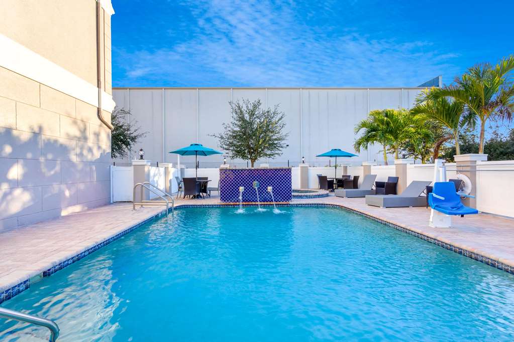 La Quinta Inn & Suites by Wyndham Tampa Central - featured photo