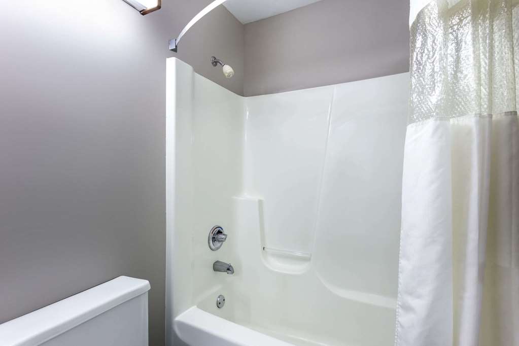 Super 8 by Wyndham Delavan Near Lake Geneva - photo 4