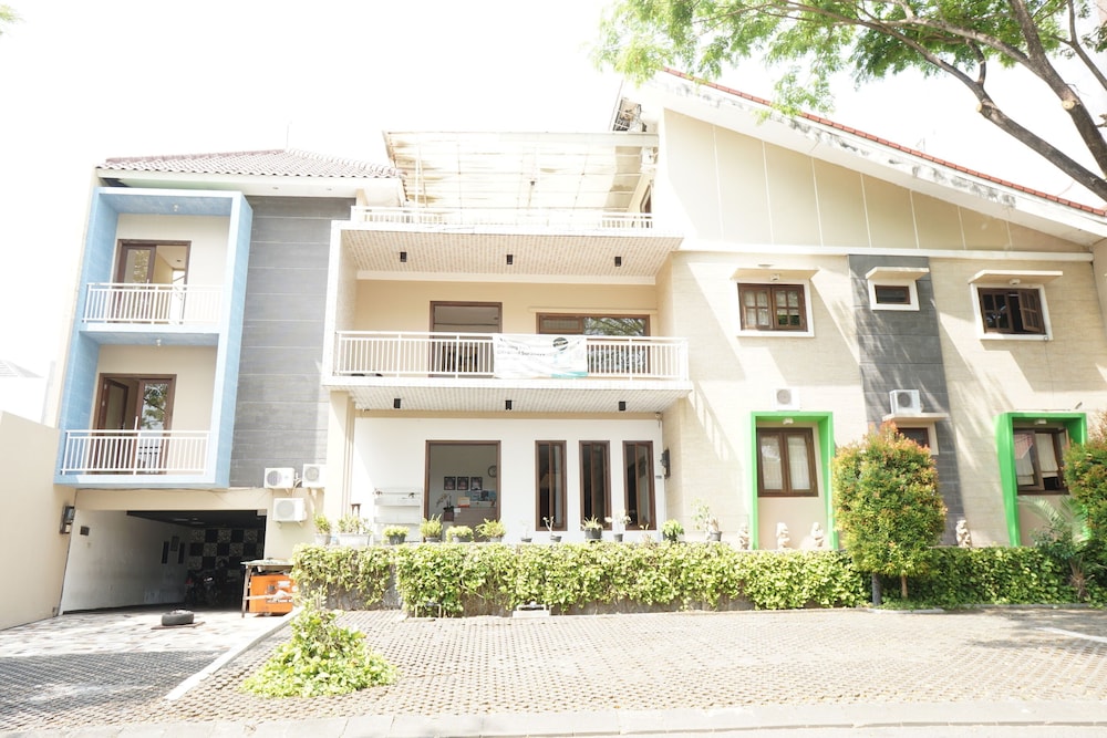 OYO 92863 Hotel Blessing - last minute hotel in Surabaya