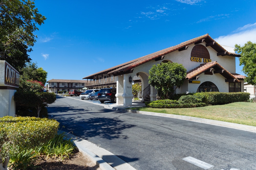 Cozy Inn - carbon neutral hotel in Costa Mesa