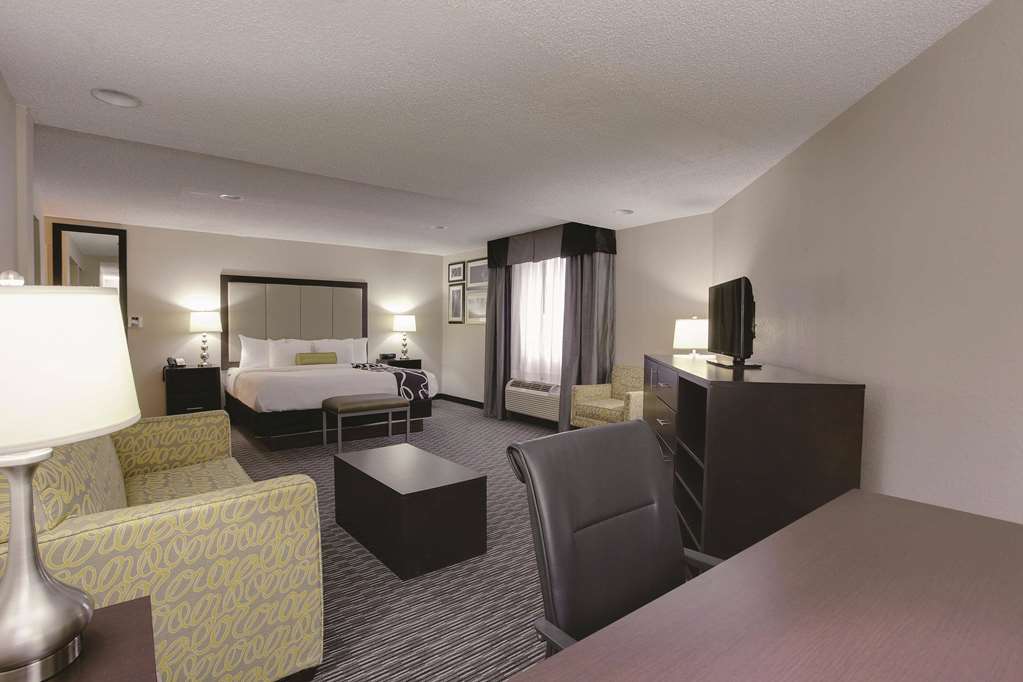La Quinta Inn & Suites by Wyndham Detroit Metro Airport - photo 14
