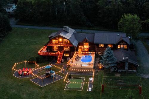 5BR Lux Cabin w HotTub Sauna Pool FirePit GameRoom — 4-Star Luxury Hotel in East Stroudsburg, United States