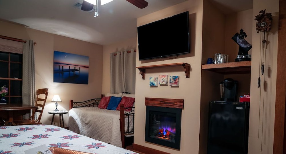 Equinox Inn at Canyon Lake - photo 19