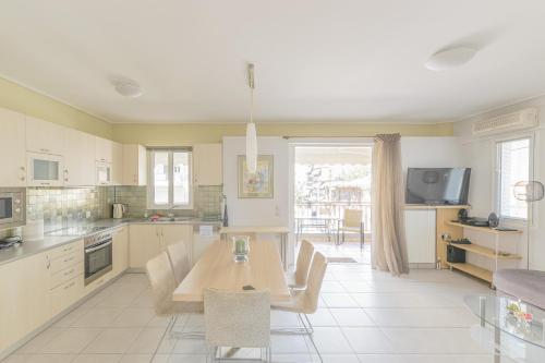 Family Sunny 2 bedroom near center 50m busstop 300m busstop Acropolis — 4-Star Luxury Hotel in Athens, Greece