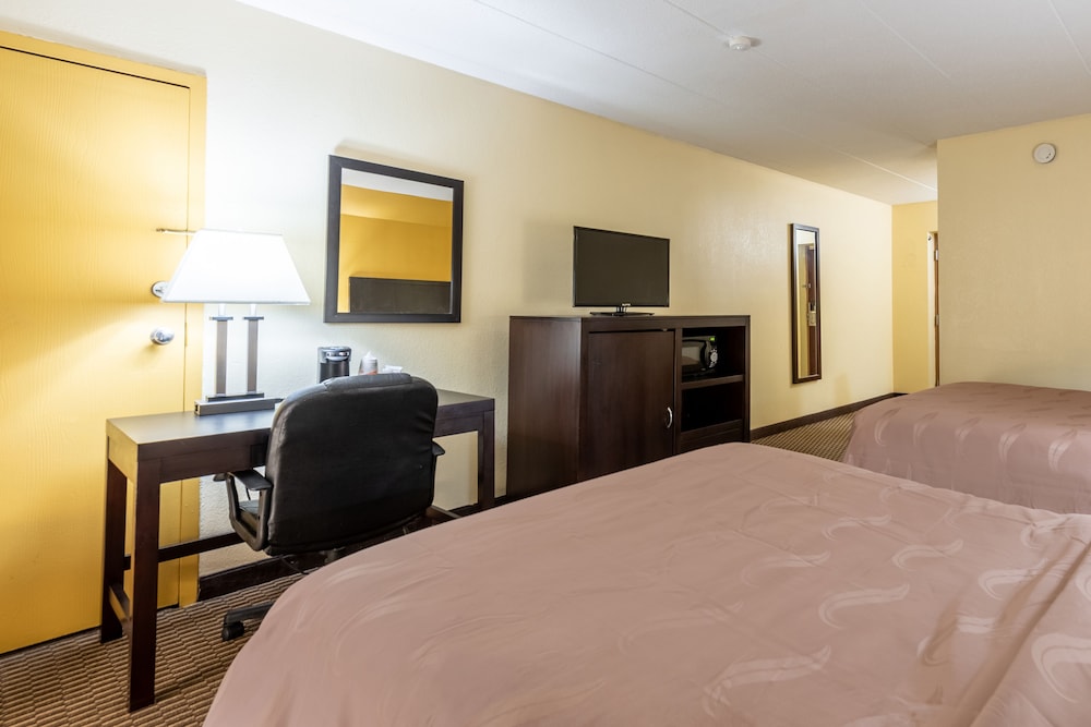 Quality Inn & Suites Cincinnati Uptown Norwood - photo 9