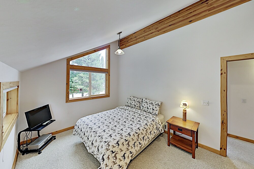 Tahoe Donner Luxury Sleeps 14 Hot tub 3100 sqft - photo 6