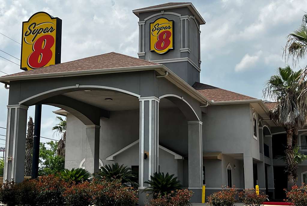 Super 8 by Wyndham Houston North I 45 - photo 4