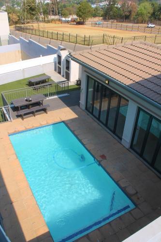 Central Modern 2 Bedroom Apartment Wifi Netflix — 4-Star Luxury Hotel in Johannesburg, South Africa