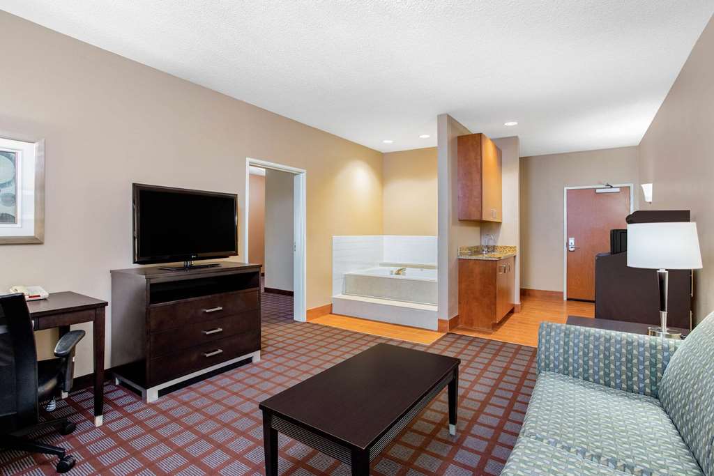 La Quinta Inn & Suites Indianapolis Airport West - photo 19