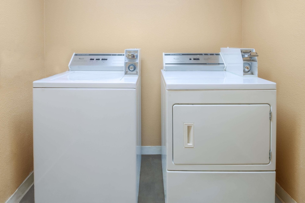 Super 8 by Wyndham Farmers Branch North Dallas - photo 17