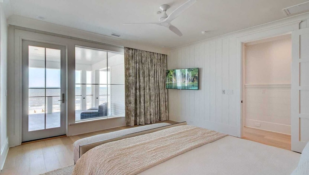 710 Ocean Boulevard Avantstay Oceanfront Private Pool Rooftop Deck in Isle Of Palms, United States