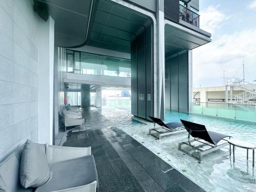 Urban Chic Living 1BR Ultra Fast WiFi BTS Asoke
