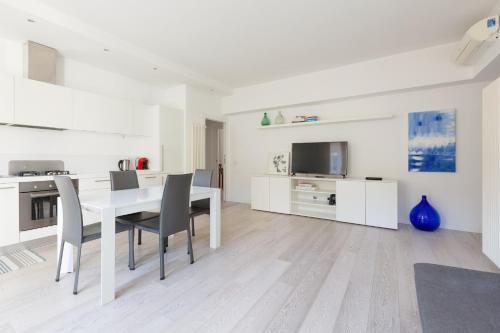 GuestHost Navigli Modern Apartment with Balcony — 4-Star Luxury Hotel in Milan, Italy