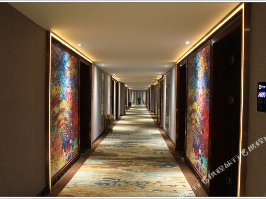 Hongyu Century Hotel — hotel in Longbo