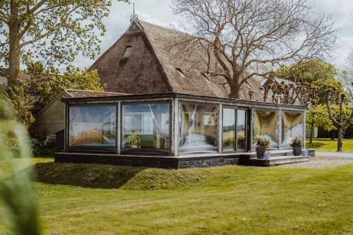 Tiny Farm House met hot tub. — 4-Star Luxury Hotel in Menaam, Netherlands