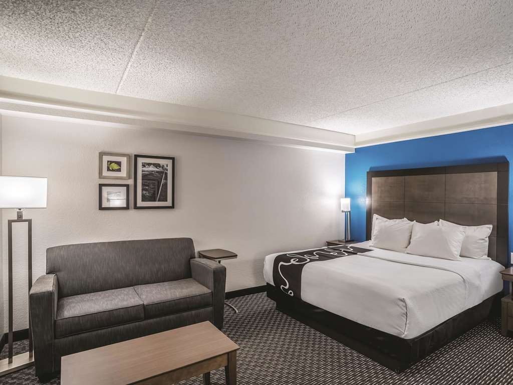 La Quinta Inn & Suites by Wyndham Phoenix Chandler - photo 12