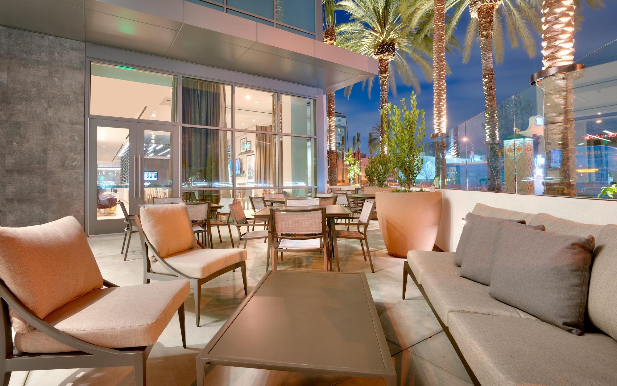 Hampton Inn & Suites Anaheim Resort Convention Center - photo 4