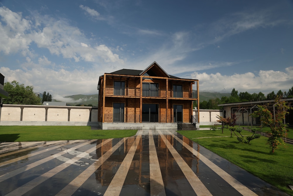 Wooden Villa with pool and sauna — 5-Star Luxury Hotel in Aragats, Armenia
