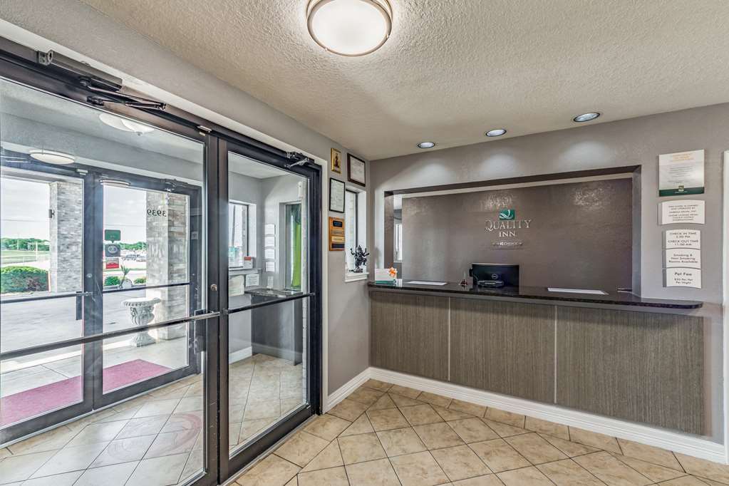 Quality Inn I 10 East near Frost Bank Center - photo 8