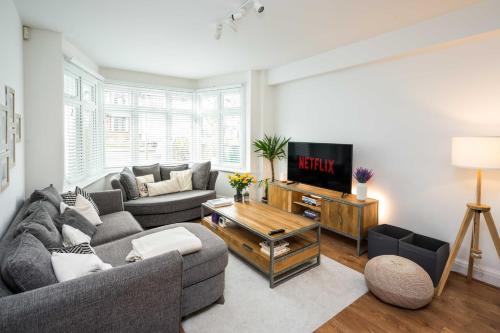 Contemporary 5 Bedroom with Garden North Finchley — 4-Star Luxury Hotel in London, United Kingdom