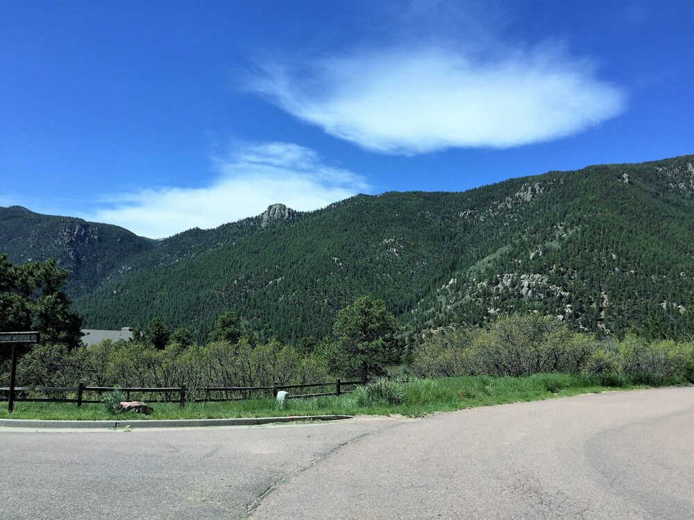 Pikes Peak Guest Cabin at Rocky Mountain Lodge - photo 29