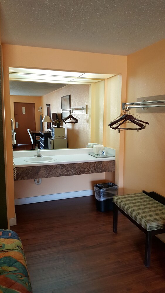 Camelot Inn - photo 14