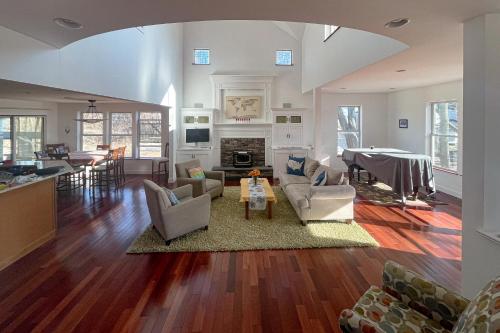 The Artist's Lakeside Hideaway — 4-Star Luxury Hotel in Colchester, United States