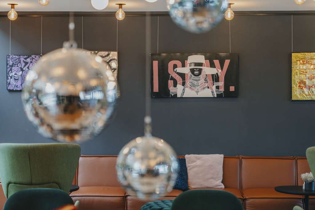 Lütze Bar area detail