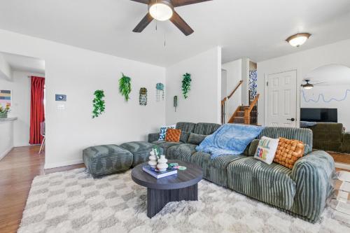 Spacious 4BD Backyard BBQ Fire Pit & Mini Golf — hotel in Arvada