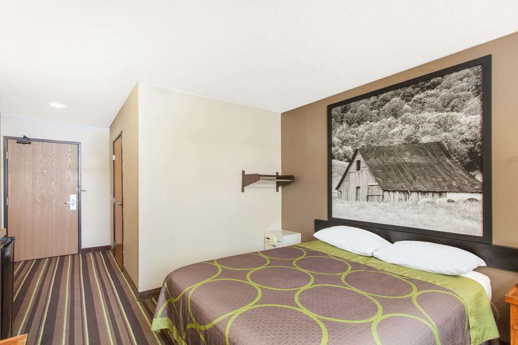 Super 8 by Wyndham Richlands Claypool Hill Area - photo 4