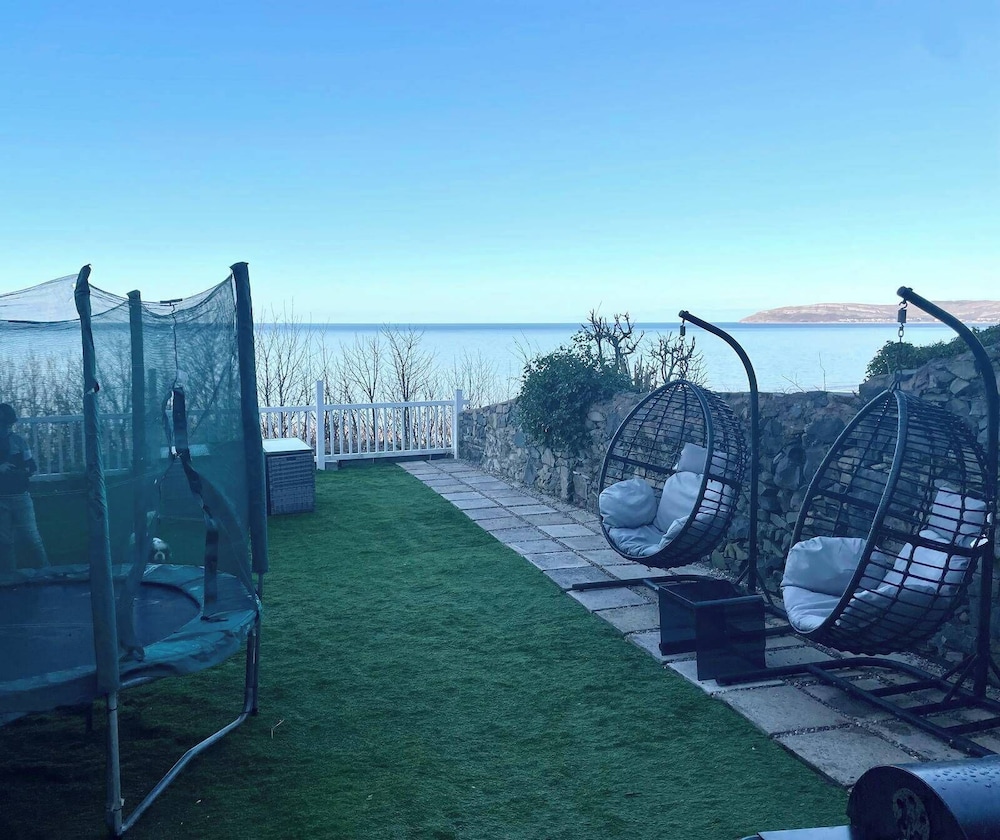 Stunning Sea View Blue Haven in Penmaenmawr in Penmaenmawr, United Kingdom