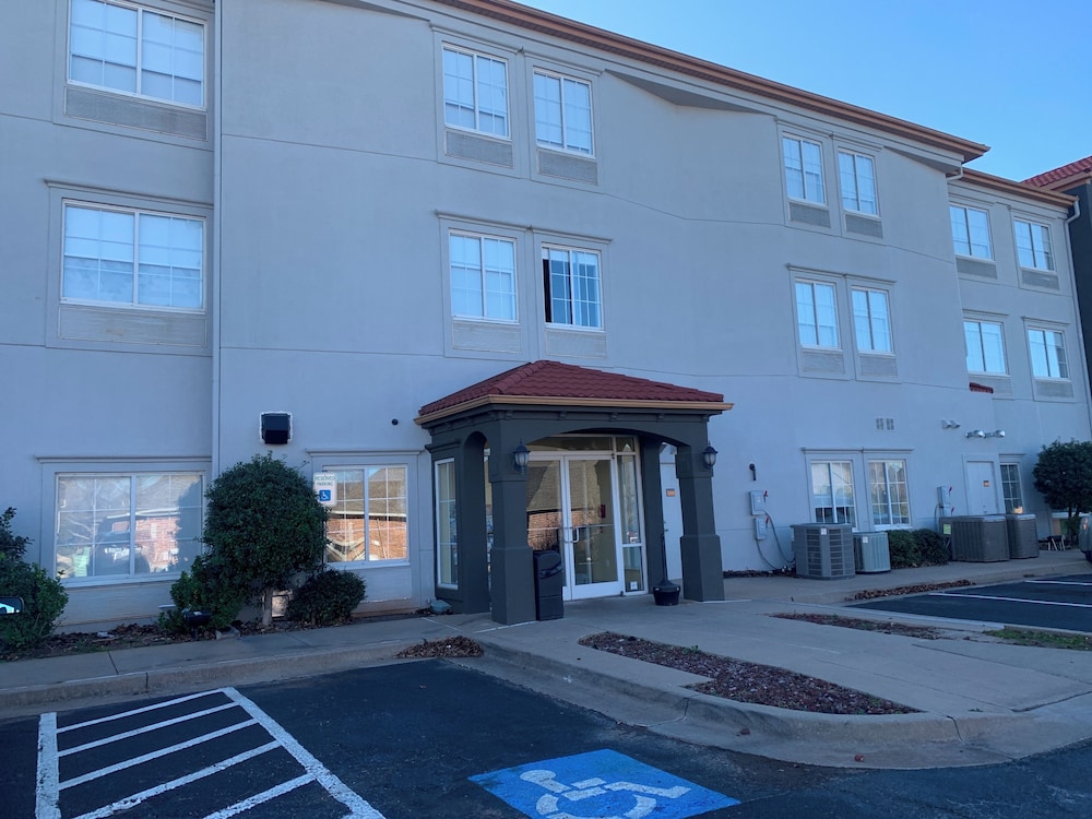 La Quinta Inn & Suites by Wyndham OKC North Quail Springs - photo 51
