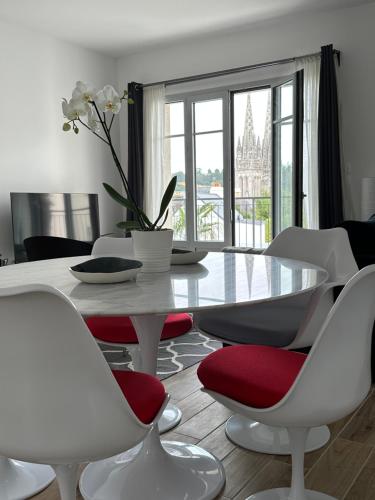 Appartement Design X Hyper Centre Parking Prive Terrasse Plein Sud Quimper — 4-Star Luxury Hotel in Quimper, France