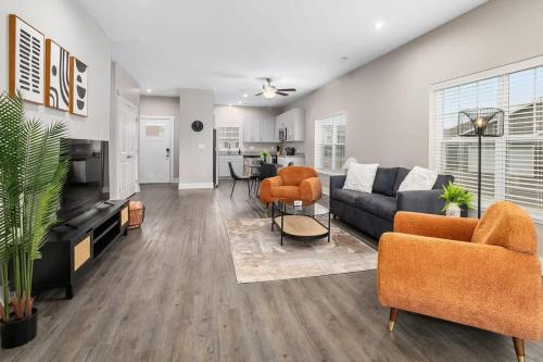 Modern 4BR 4BA Two Unit Condo w Garage and Patio — 4-Star Luxury Hotel in Wyoming, United States