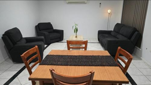 Affordable Cosy Close To Train Station Cbd Airport — Perth