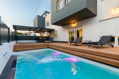 Villa Franka with pool near Medulin — 4-Star Luxury Hotel in Liznjan, Croatia