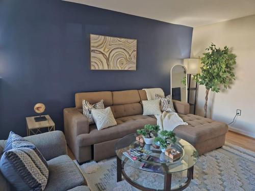 Book Now 8 Min to Metro King Bed Old Town Central Retreat Floyd’s Freedom in Alexandria, United States