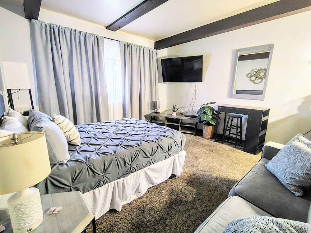 The Mid Town Motel - photo 8