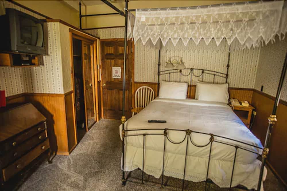 Alaskan Hotel and Bar - photo 16
