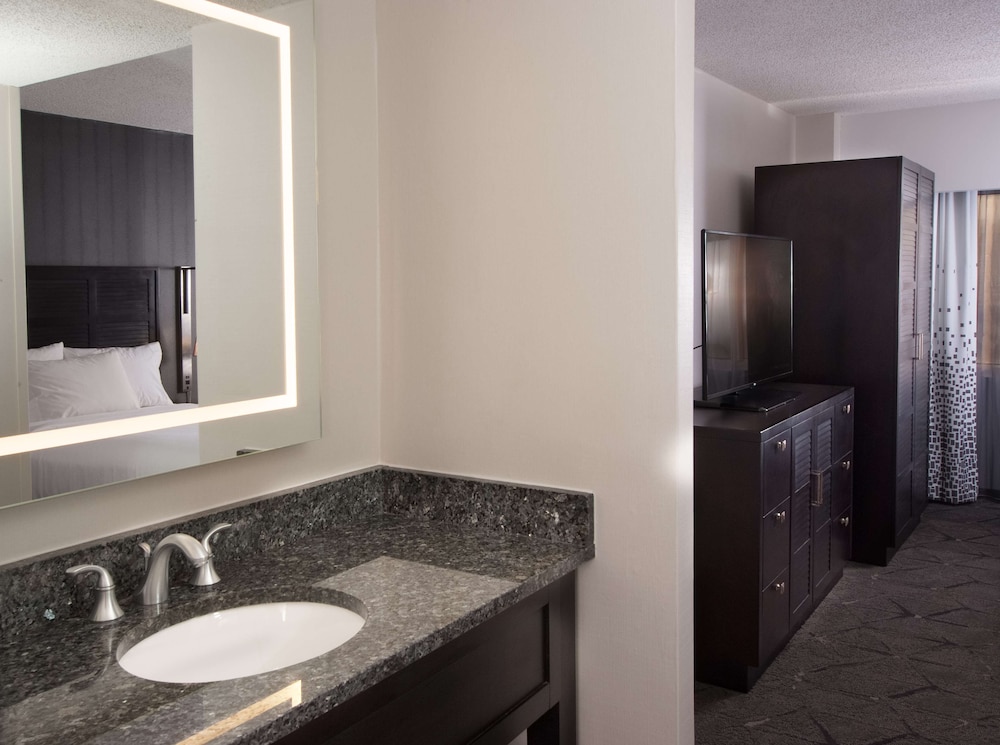 Embassy Suites by Hilton Raleigh Crabtree - photo 31