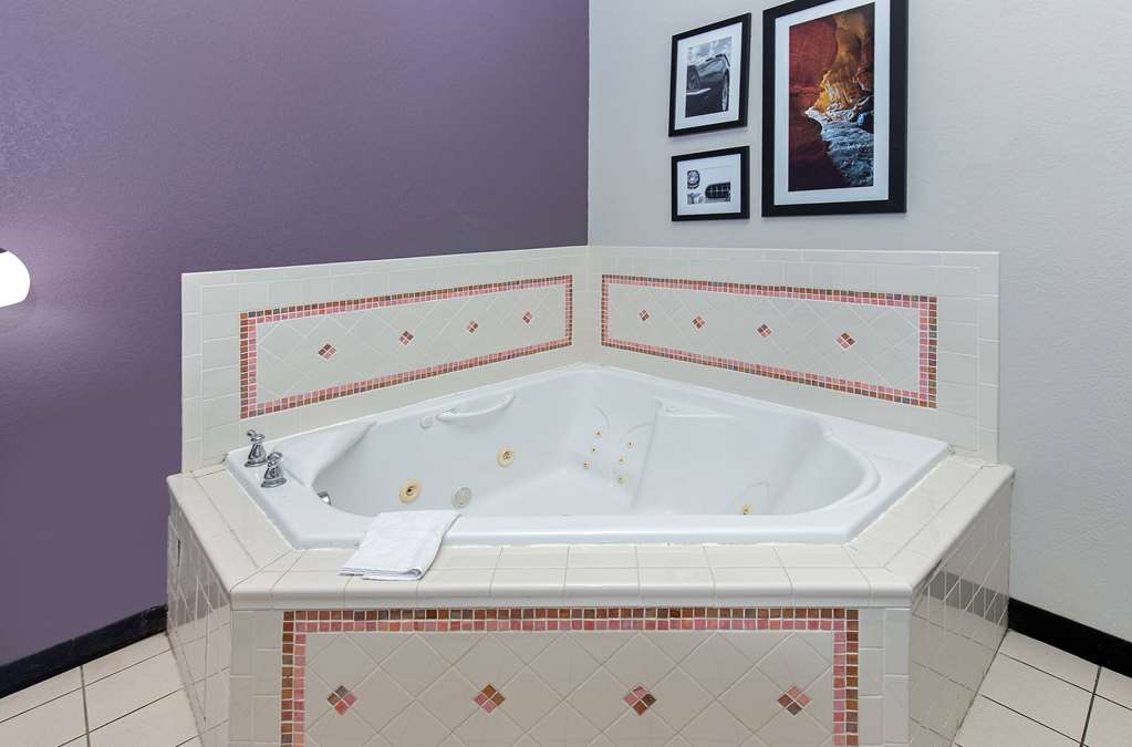 La Quinta Inn & Suites by Wyndham Bowling Green - photo 53