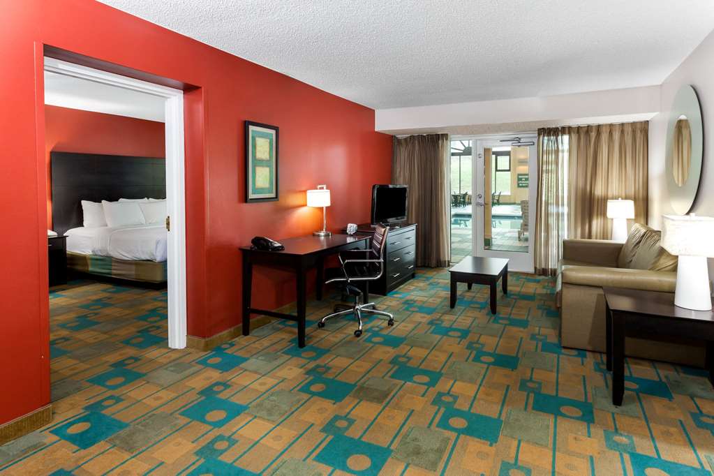 La Quinta Inn & Suites by Wyndham Milwaukee Bayshore Area - photo 13