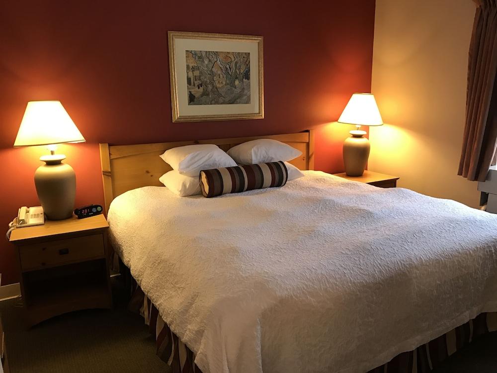 CrestHill Suites Albany