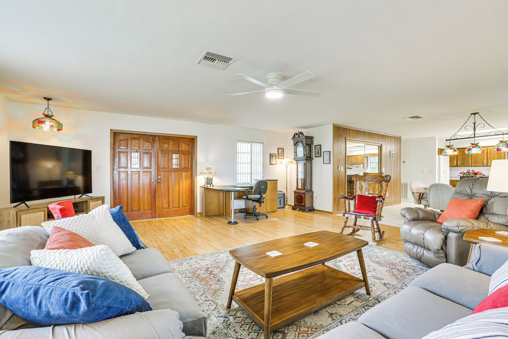 Dock Screened Porch: Lake Istokpoga Retreat in Lake Placid, United States