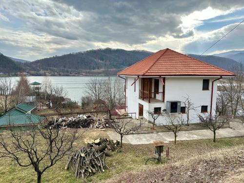 Lake House — 4-Star Luxury Hotel in None, Romania