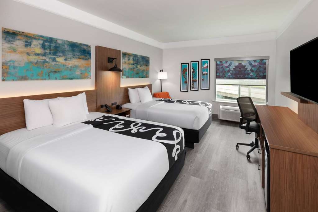 La Quinta Inn & Suites by Wyndham Angleton - photo 40