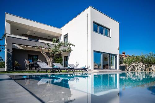 Villa Luen near Pula with large garden and private pool for families — 4-Star Luxury Hotel in Pula, Croatia